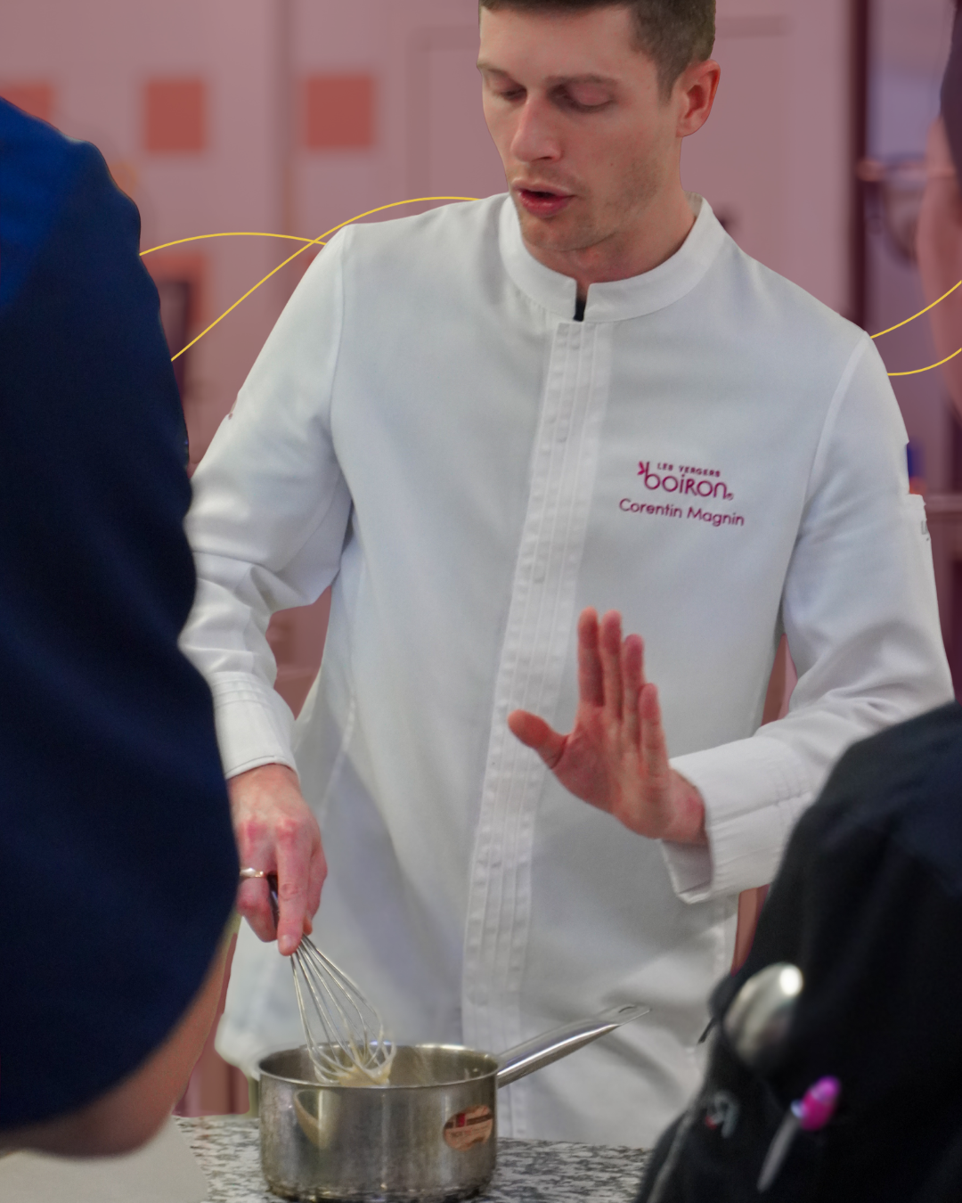 Chef pâtissier donnant des cours